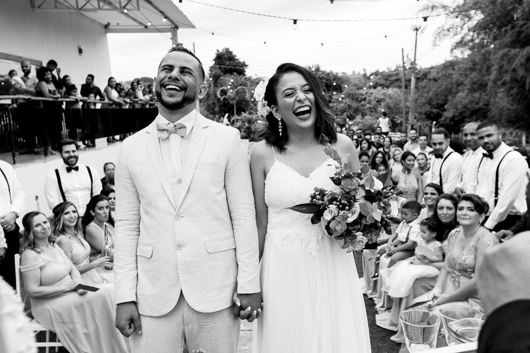 sorrisos dos noivos no altar