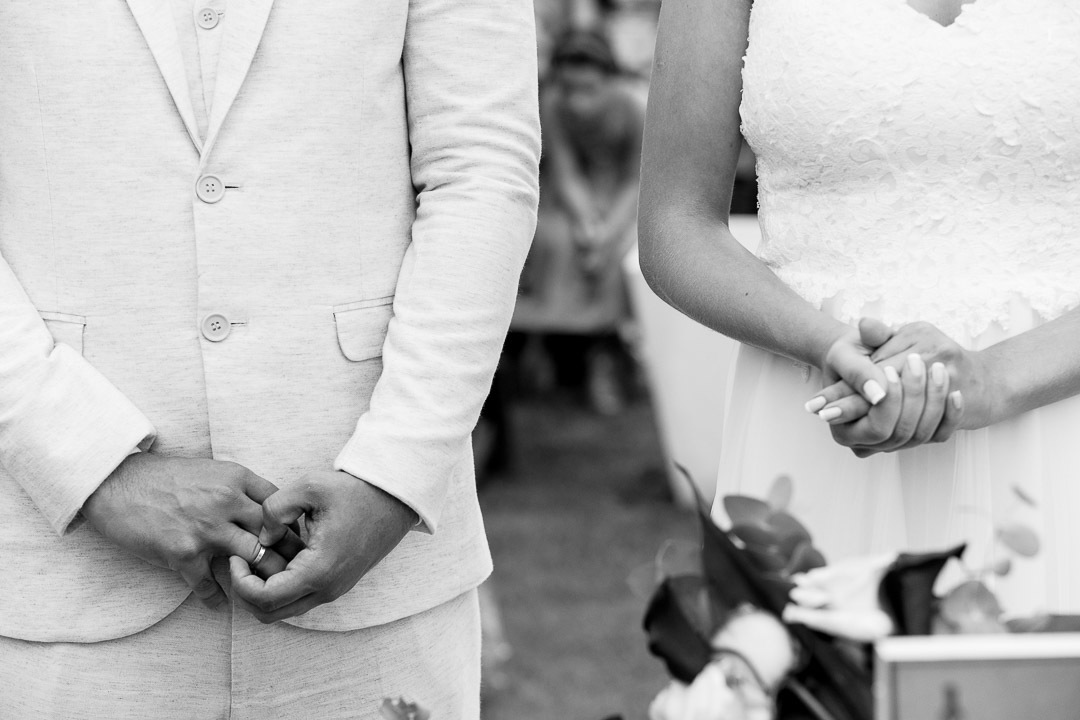 noivo tira a aliança da noiva