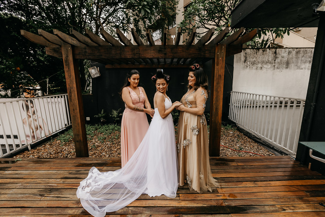 mãe da noiva arruma vestido