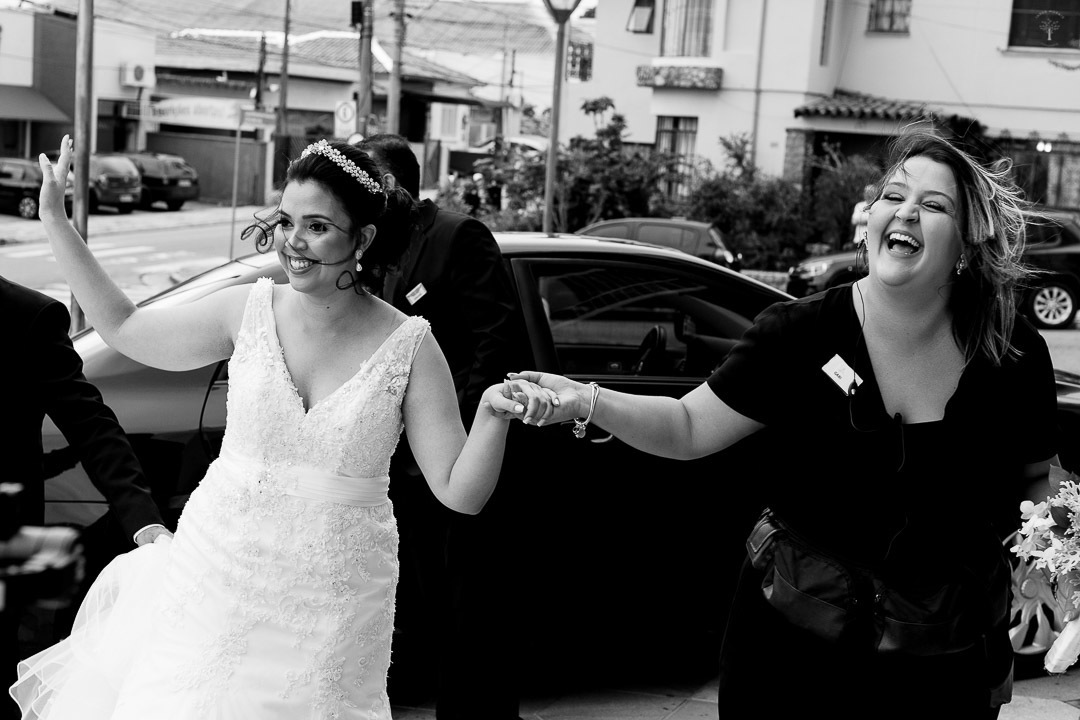 foto-noiva-sorrindo-entrada-igreja-santana-vinhedo