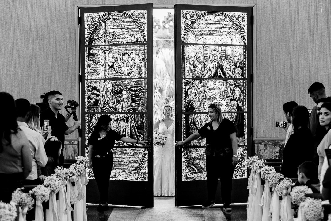 foto-porta-abrindo-igreja-santana-vinhedo