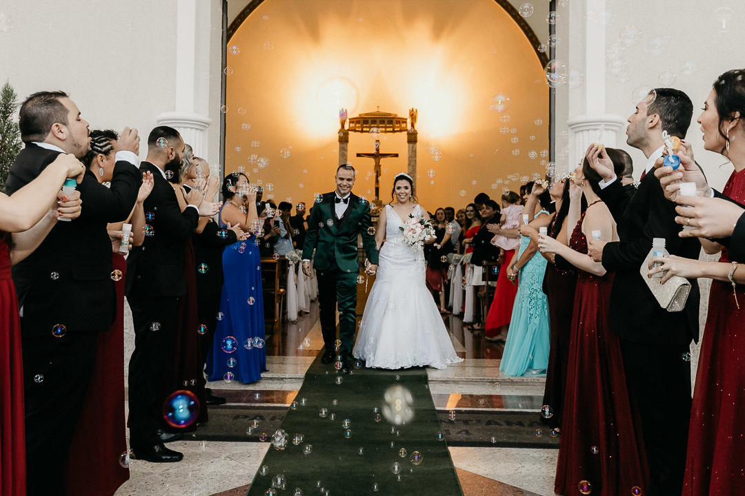 saida-noivos-bolinhas-sabao-igreja-santana-vinhedo-sp