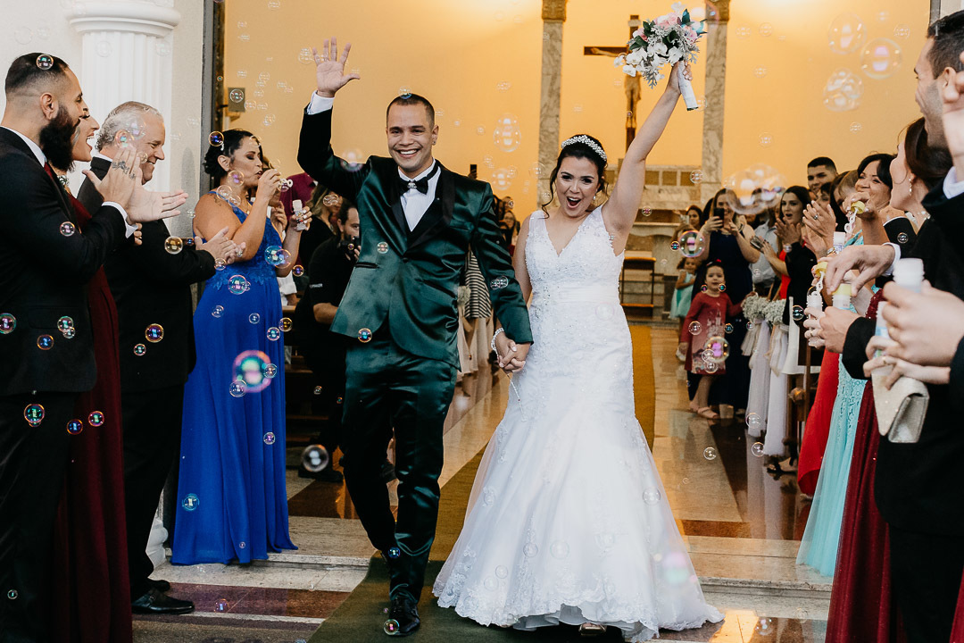 saida-noivos-bolinhas-sabao-igreja-santana-vinhedo