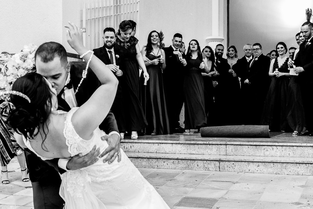 foto-beijo-noivos-saida-igreja-santana-vinhedo