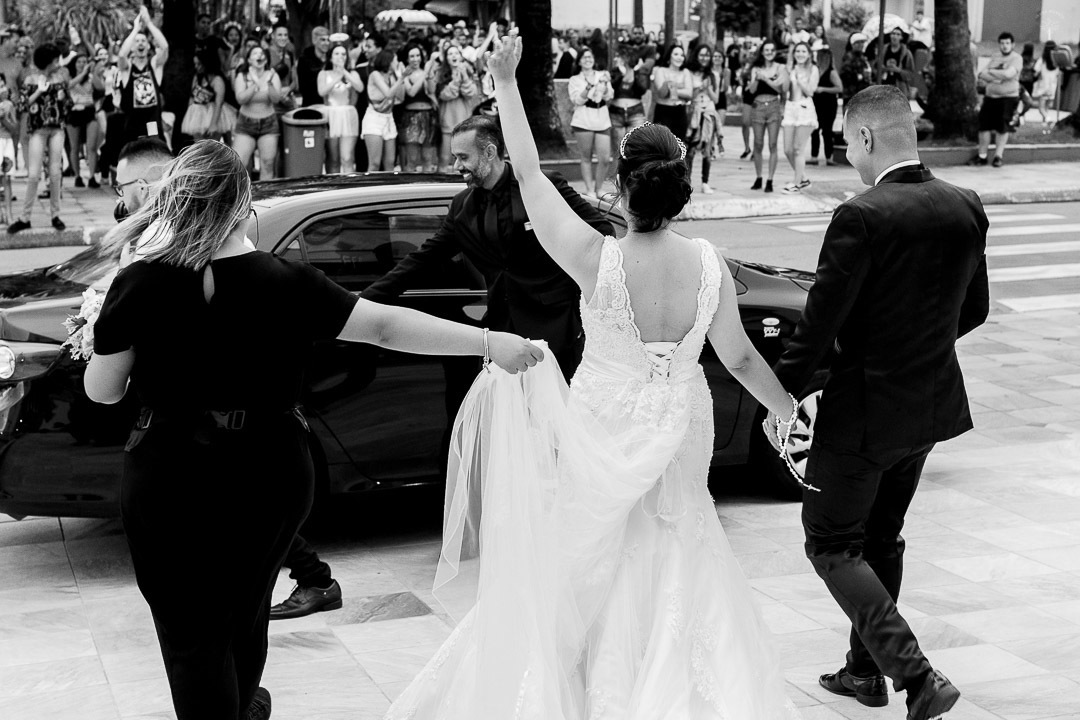 pessoas-aplaudem-saida-noivos-casamento-vinhedo