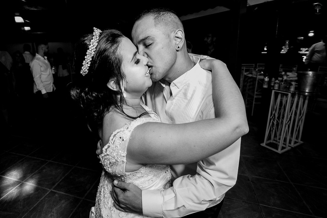 noivo-beija-noiva-festa-casamento-chacara-bressan-louveira-sp