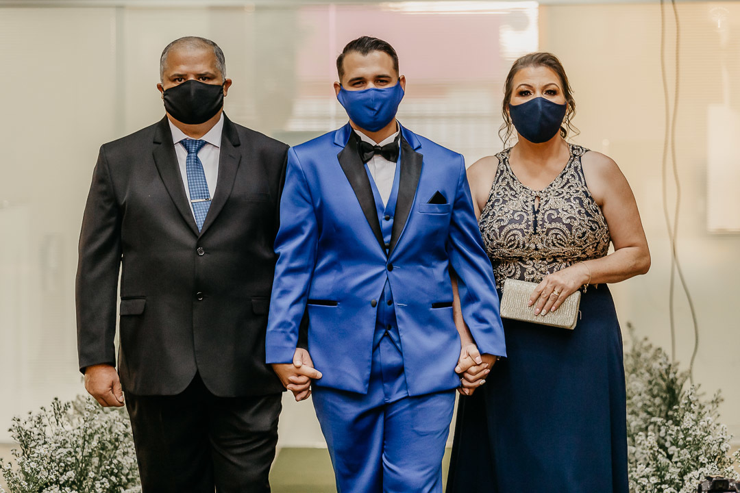 entrada do noivo casando na pandemia em campinas