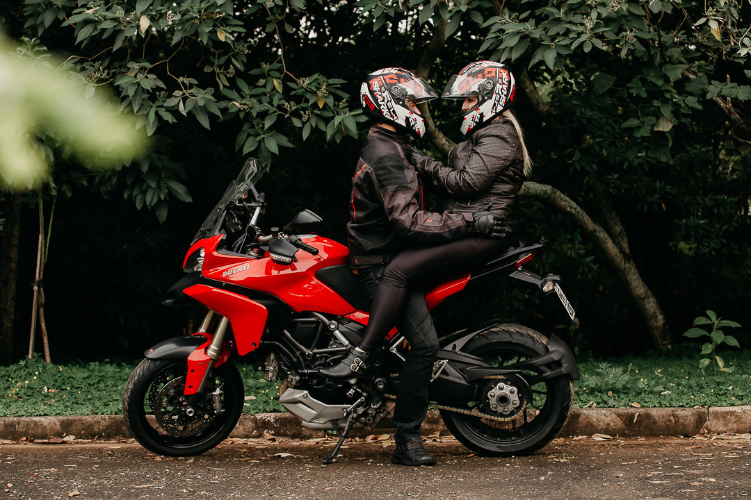 ensaio casal externo com moto campinas