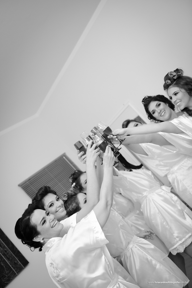 Momento com as madrinhas da noiva. Robe de noiva detalhe que encanta.