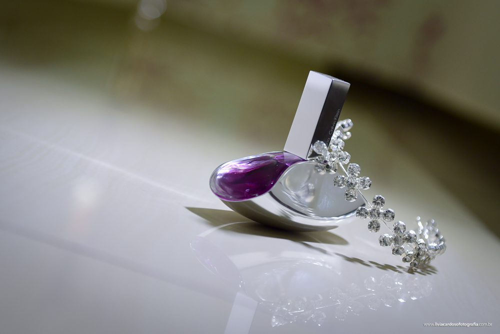 detalhes do perfume da noiva com coroa de noiva