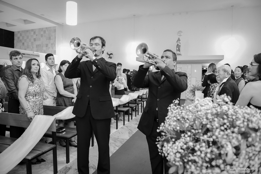 entrada com musica com trompetes na igreja