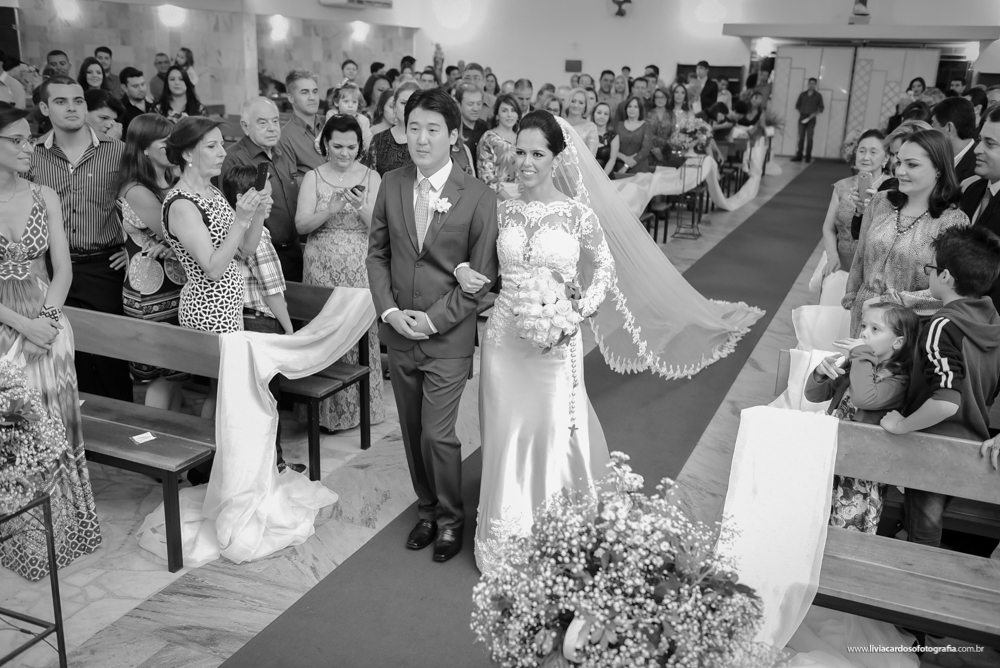 A entrada da noiva na igreja sempre encanta. fotografado por Livia Cardoso.