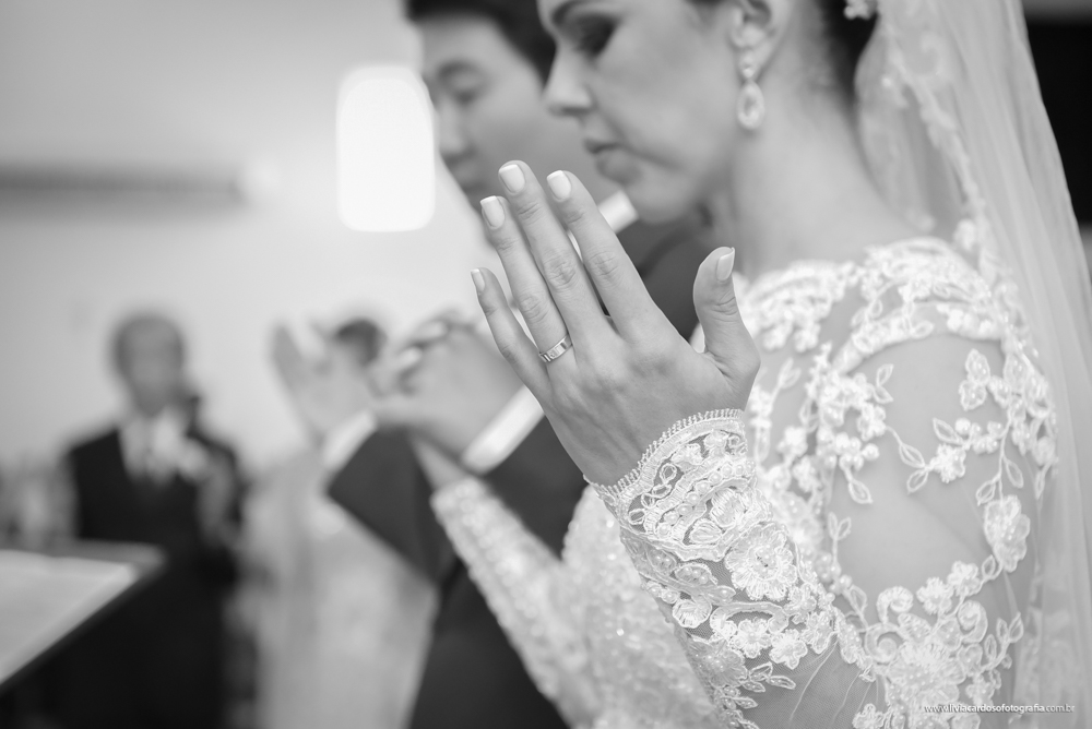 Como amo detalhes como esses, foto cerimonia religiosa, casamento fotografado por Livia Cardoso em Jales.