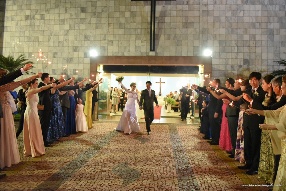 saída da noiva na igreja