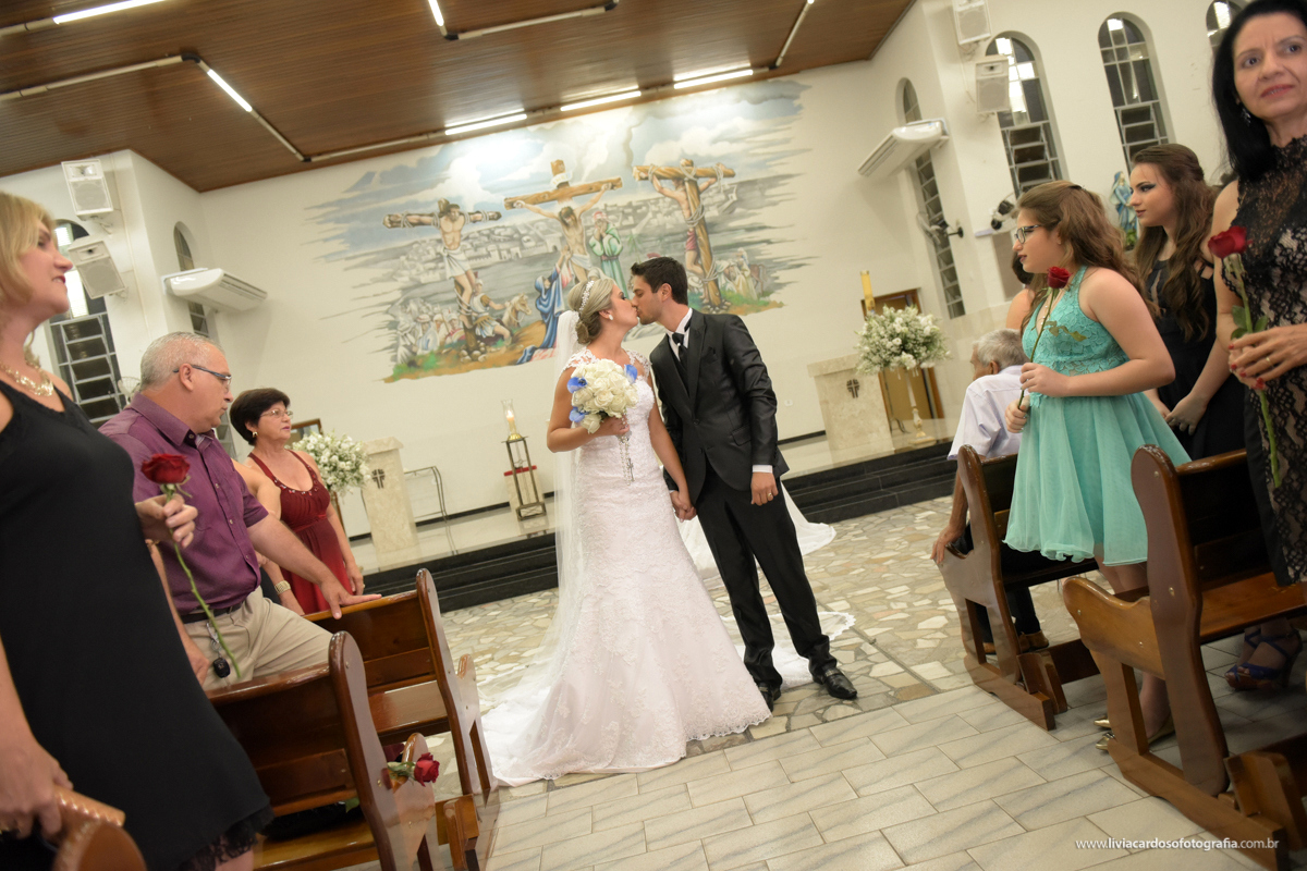 MOMENTO DO BEIJO DOS NOIVOS FOTOGRAFADO POR LIVIA CARDOSO