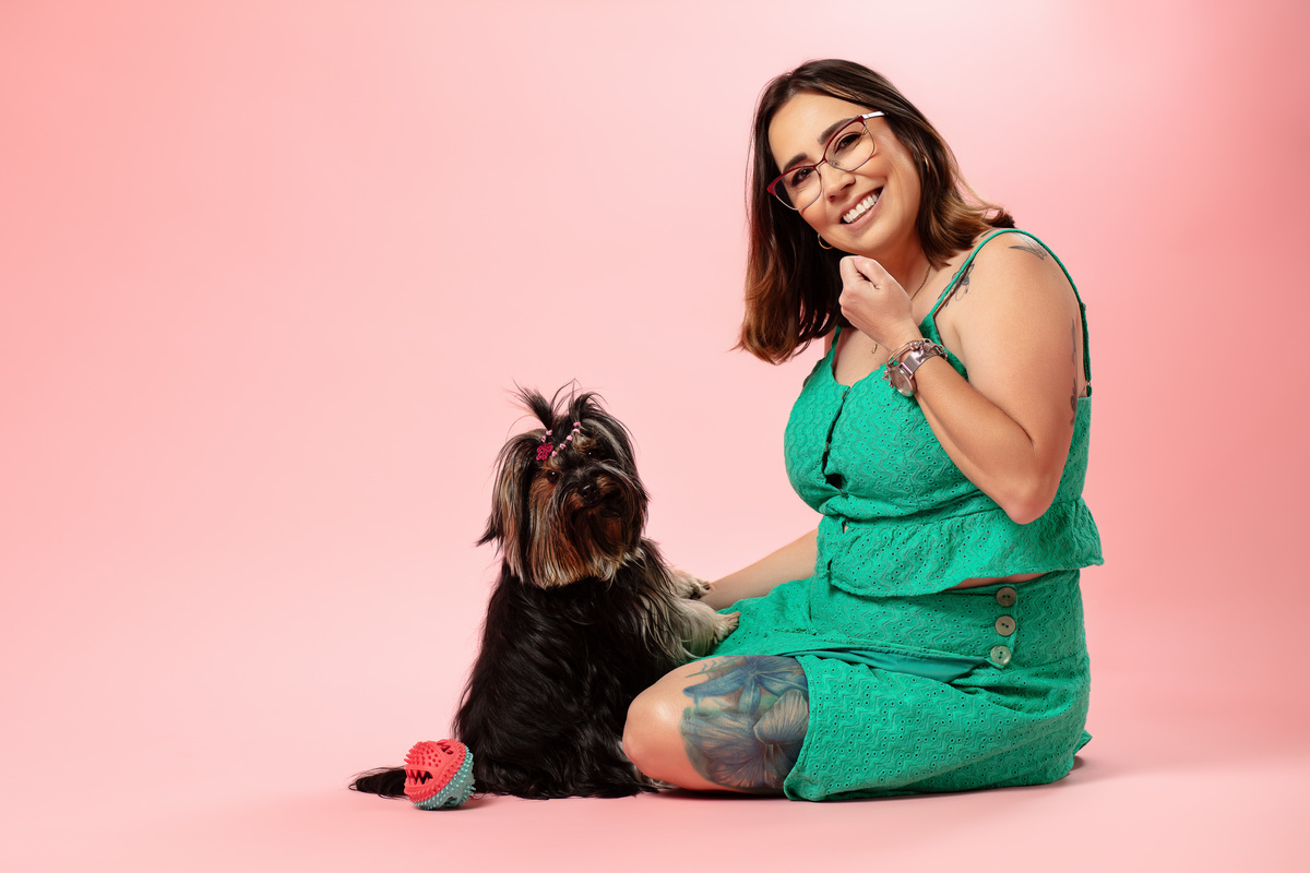 Ensaio pet, minimalista, yorkshire, mãe de pet, fundo rosa, veterinaria, fotografia com pet, animal de estimação, fundo boho, iluminação de estúdio, fotografia profissional, cachorra, filhote