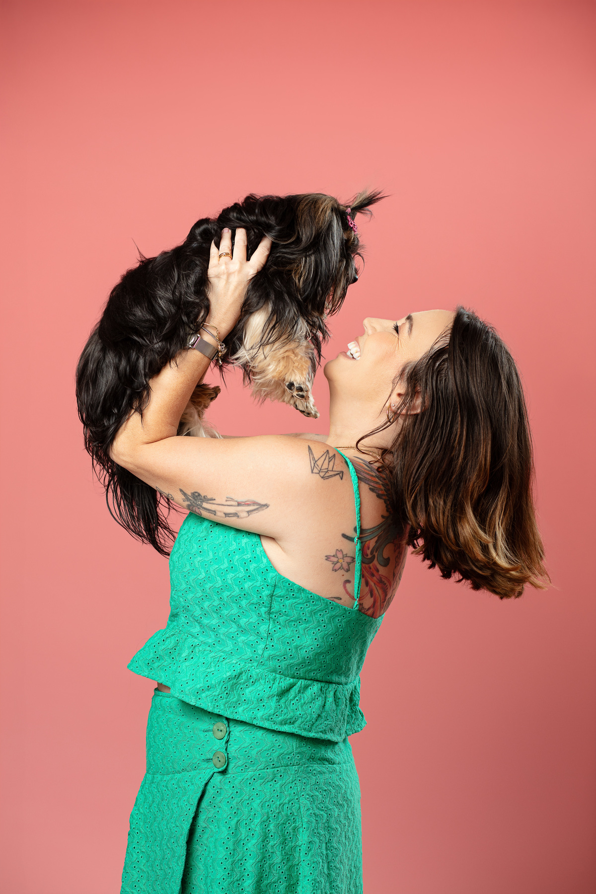 Ensaio pet, minimalista, yorkshire, mãe de pet, fundo rosa, veterinaria, fotografia com pet, animal de estimação, fundo boho, iluminação de estúdio, fotografia profissional, cachorra, filhote