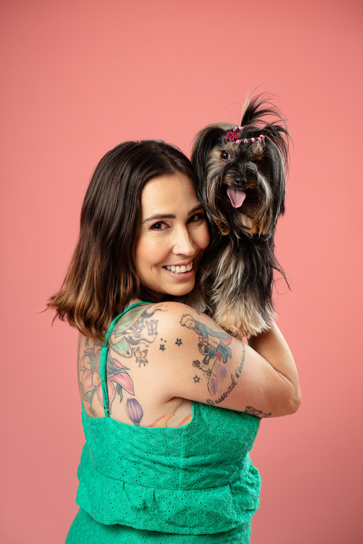 Ensaio pet, minimalista, yorkshire, mãe de pet, fundo rosa, veterinaria, fotografia com pet, animal de estimação, fundo boho, iluminação de estúdio, fotografia profissional, cachorra, filhote