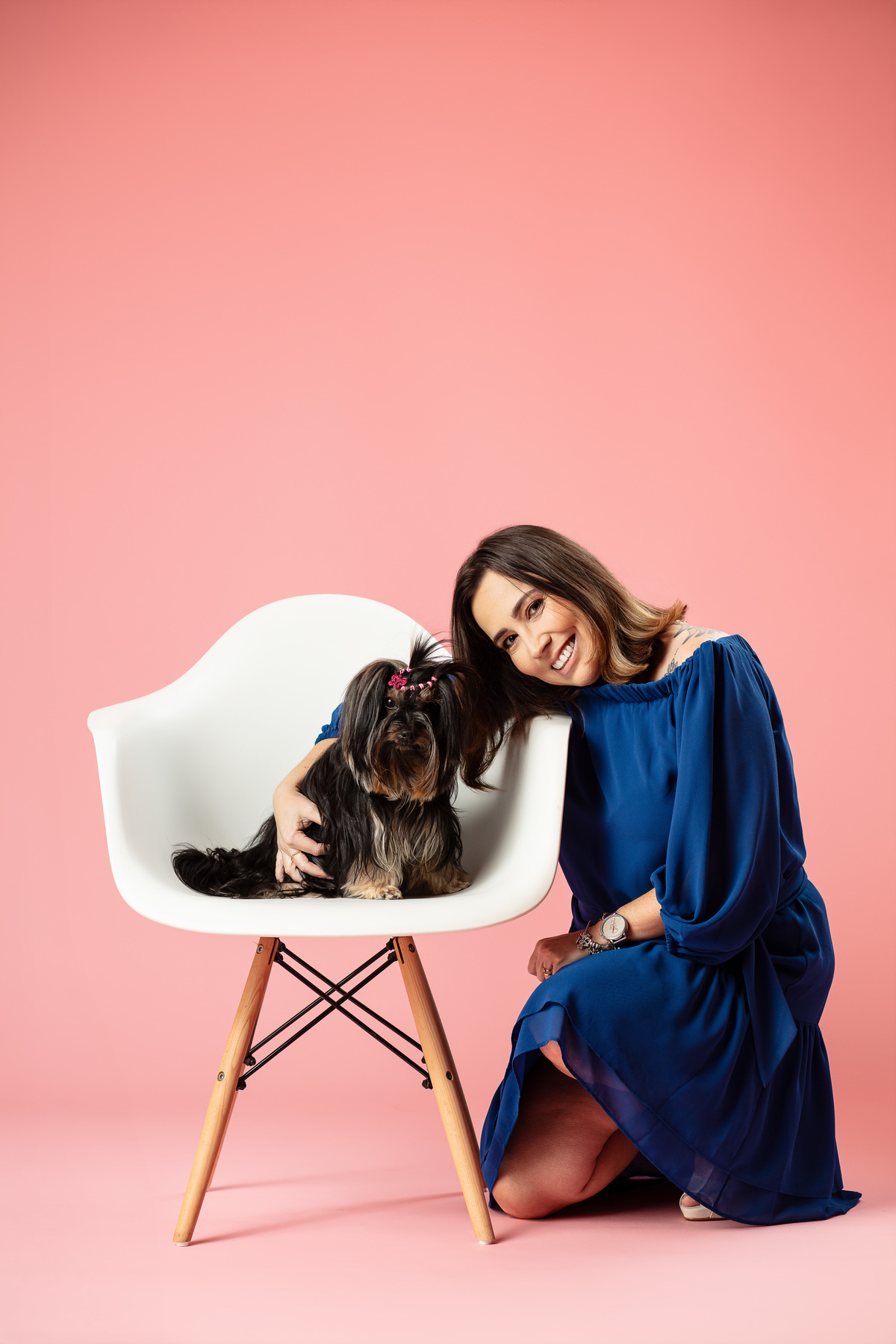 Ensaio pet, minimalista, yorkshire, mãe de pet, fundo rosa, veterinaria, fotografia com pet, animal de estimação, fundo boho, iluminação de estúdio, fotografia profissional, cachorra, filhote