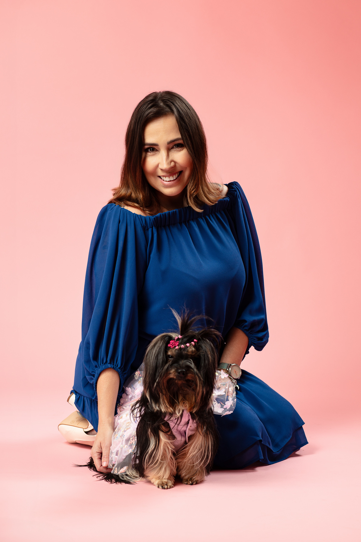 Ensaio pet, minimalista, yorkshire, mãe de pet, fundo rosa, veterinaria, fotografia com pet, animal de estimação, fundo boho, iluminação de estúdio, fotografia profissional, cachorra, filhote