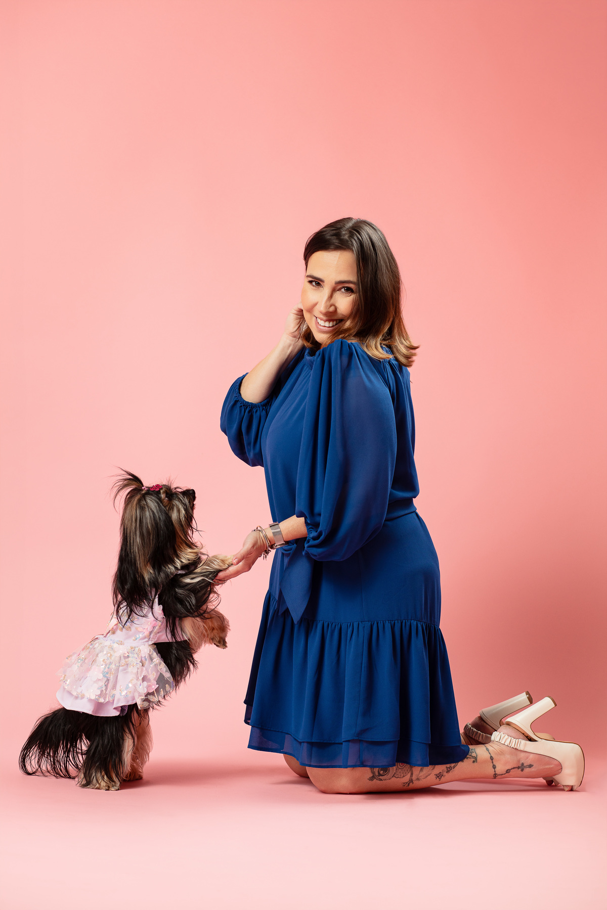 Ensaio pet, minimalista, yorkshire, mãe de pet, fundo rosa, veterinaria, fotografia com pet, animal de estimação, fundo boho, iluminação de estúdio, fotografia profissional, cachorra, filhote