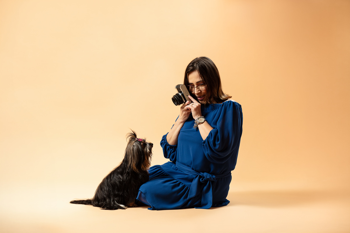 Ensaio pet, minimalista, yorkshire, mãe de pet, fundo rosa, veterinaria, fotografia com pet, animal de estimação, fundo boho, iluminação de estúdio, fotografia profissional, cachorra, filhote