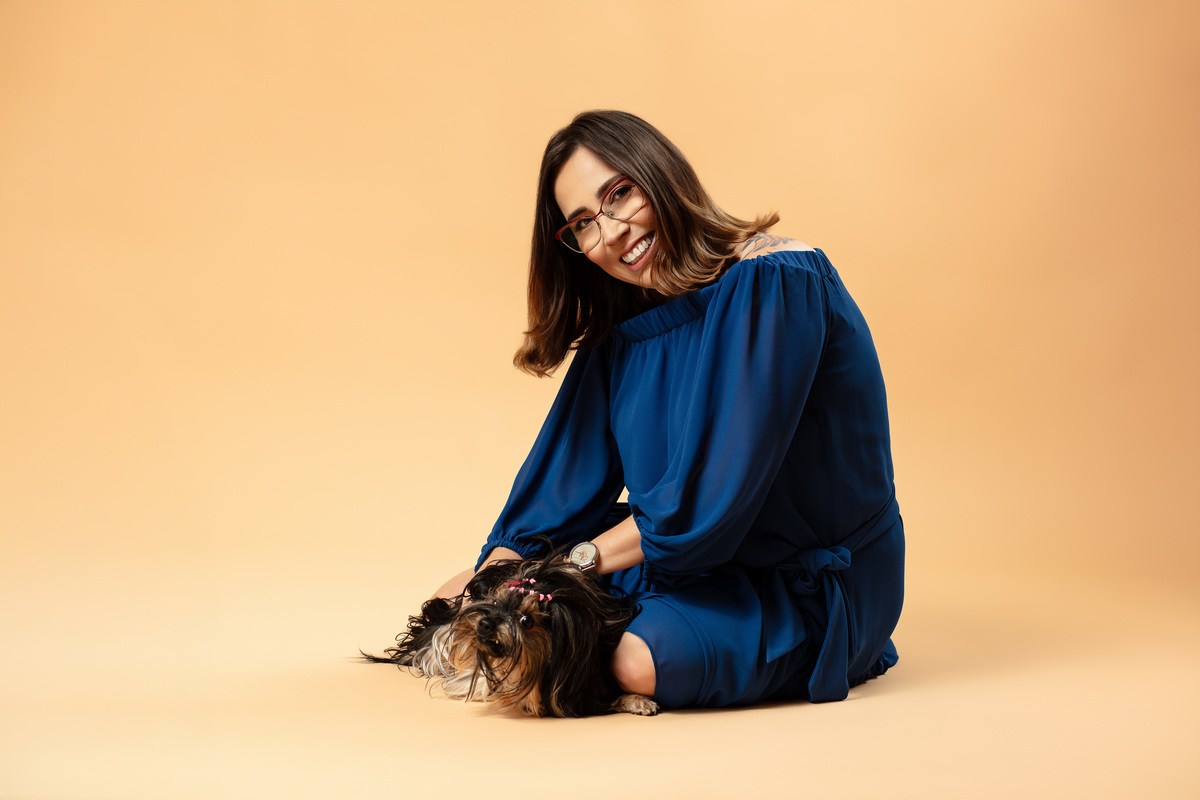 Ensaio pet, minimalista, yorkshire, mãe de pet, fundo rosa, veterinaria, fotografia com pet, animal de estimação, fundo boho, iluminação de estúdio, fotografia profissional, cachorra, filhote