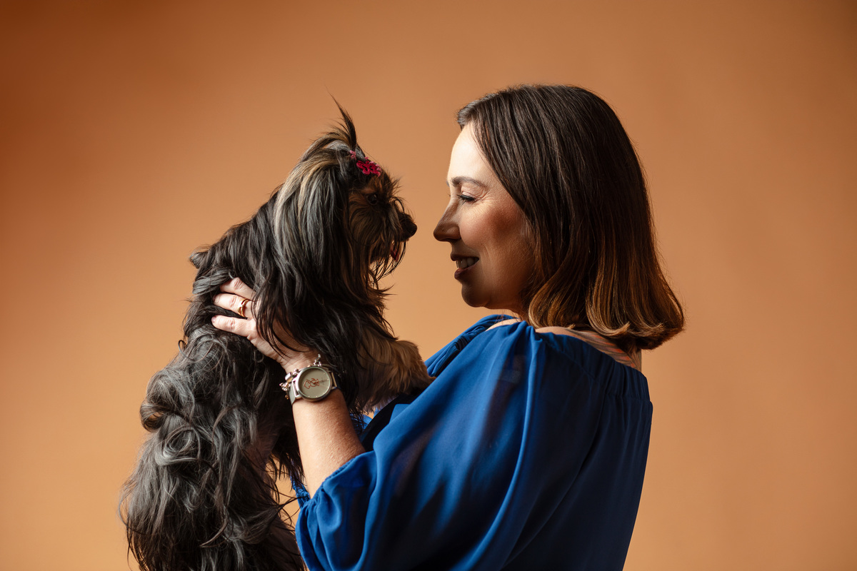 Ensaio pet, minimalista, yorkshire, mãe de pet, fundo rosa, veterinaria, fotografia com pet, animal de estimação, fundo boho, iluminação de estúdio, fotografia profissional, cachorra, filhote