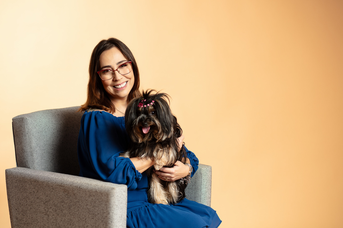 Ensaio pet, minimalista, yorkshire, mãe de pet, fundo rosa, veterinaria, fotografia com pet, animal de estimação, fundo boho, iluminação de estúdio, fotografia profissional, cachorra, filhote