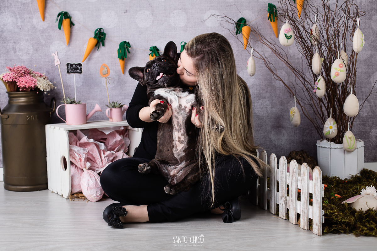 ensaio-tematico-fotografia-pet-cenario-pascoa-cachorro-coelho