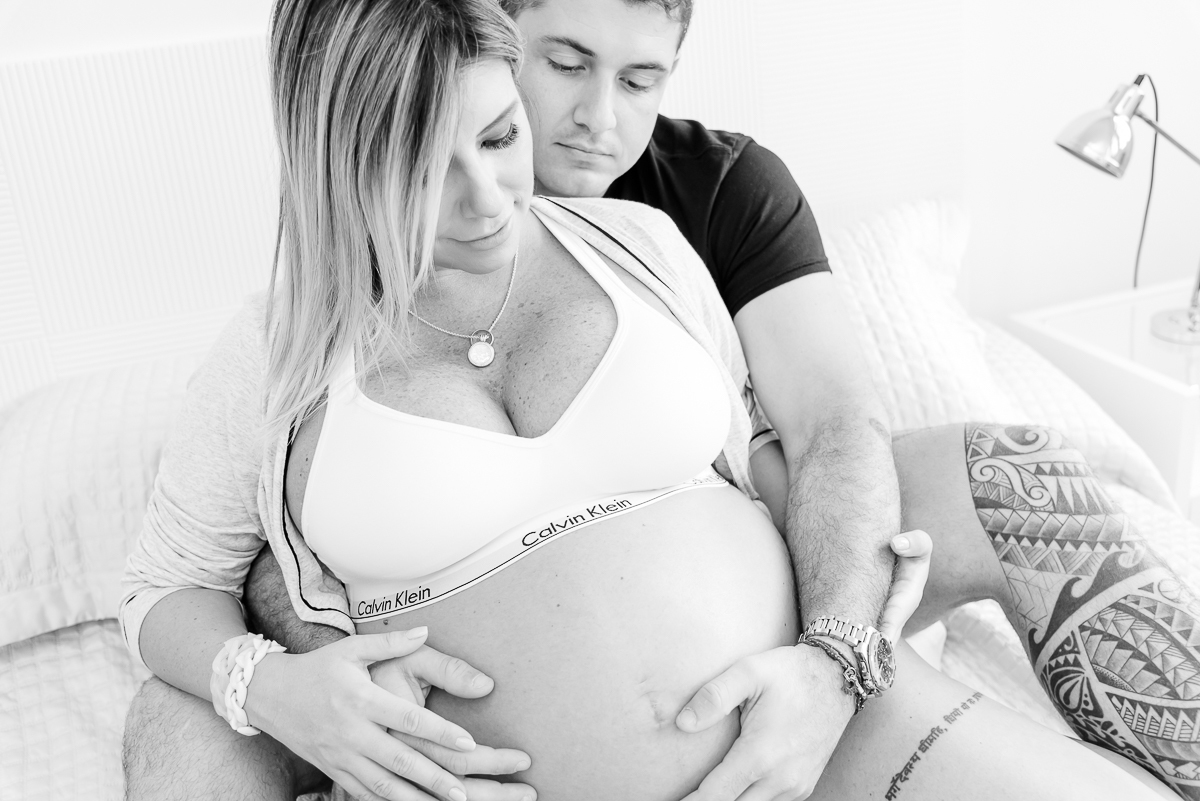 ensaio gestante, ensaio lifestyle,  ensaio gestante em casa, rio de janeiro, barra da tijuca, ensaio família, fotografia de família, fotografia de gestante, ensaio gestante com pet, tati barros fotografia