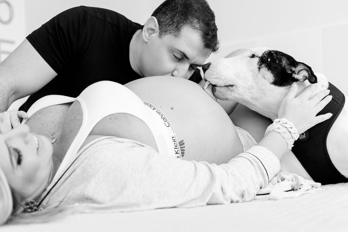 ensaio gestante, ensaio lifestyle,  ensaio gestante em casa, rio de janeiro, barra da tijuca, ensaio família, fotografia de família, fotografia de gestante, ensaio gestante com pet, tati barros fotografia