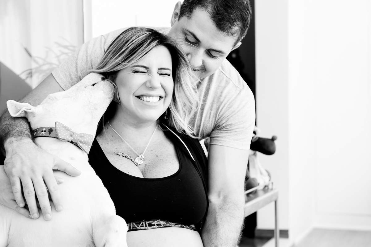 ensaio gestante, ensaio lifestyle,  ensaio gestante em casa, rio de janeiro, barra da tijuca, ensaio família, fotografia de família, fotografia de gestante, ensaio gestante com pet, tati barros fotografia