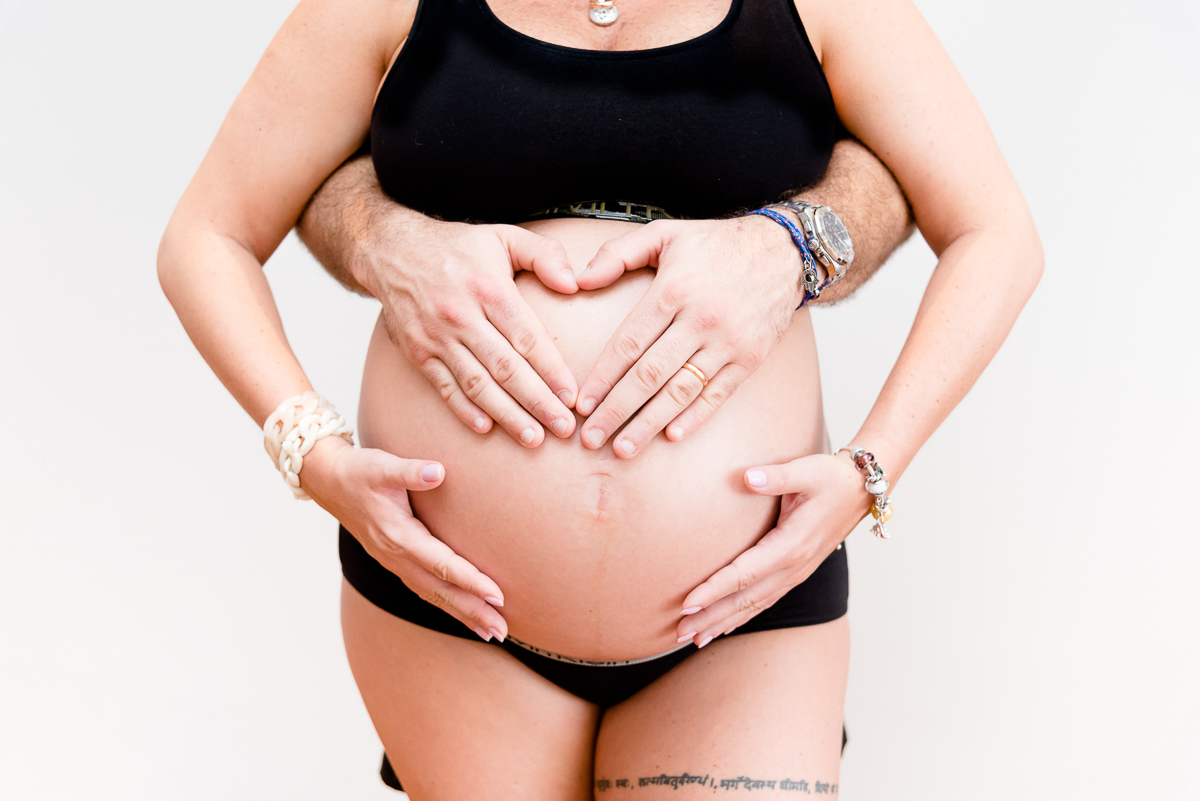 ensaio gestante, ensaio lifestyle,  ensaio gestante em casa, rio de janeiro, barra da tijuca, ensaio família, fotografia de família, fotografia de gestante, ensaio gestante com pet, tati barros fotografia