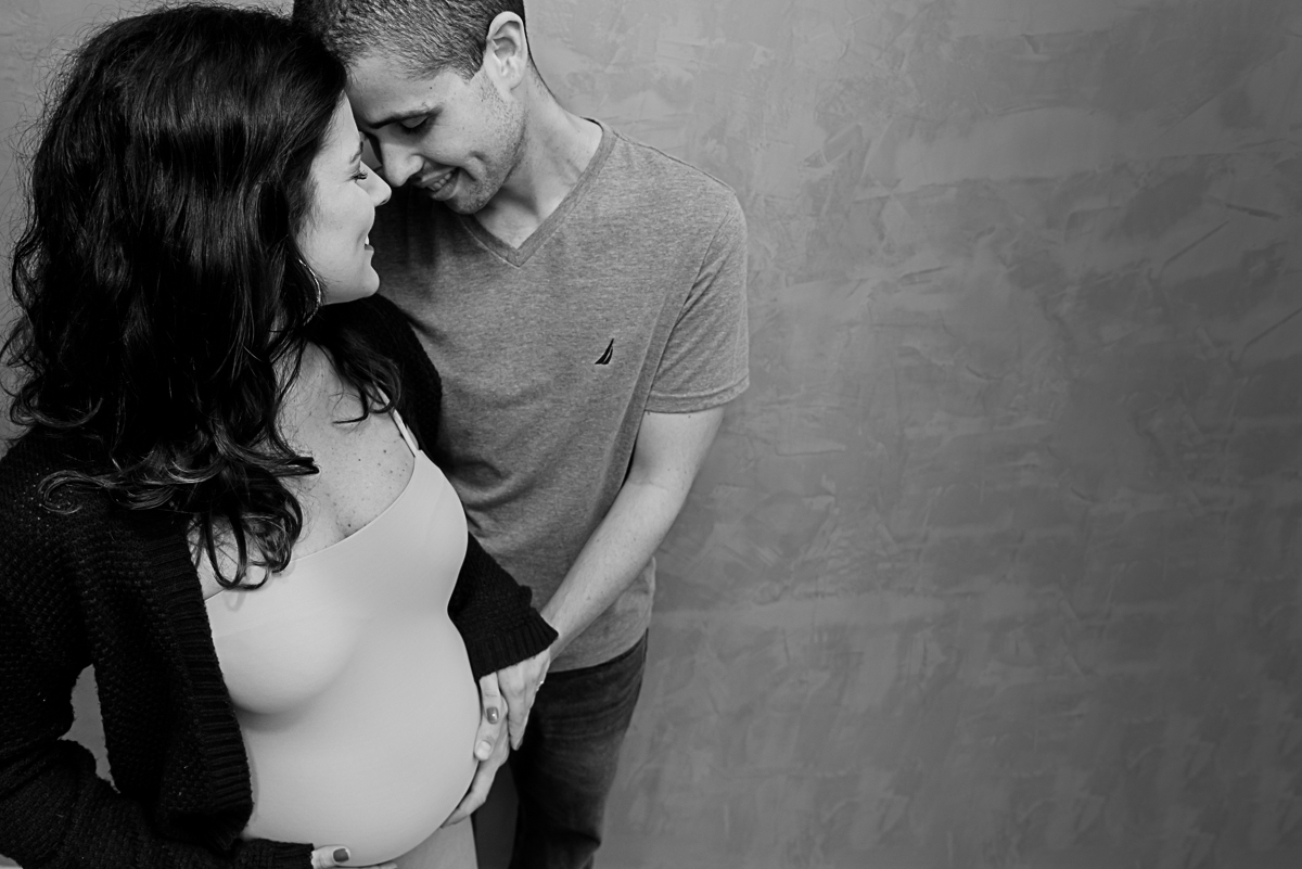 ensaio em casa, fotografia de gestante, fotografia de gestante rj, ensaio gestante, ensaio gestante rj, ensaio gestante com cachorro, foto de gestante, ensaio fotográfico gestante, ensaio gestante com pet, Tati Barros Fotografia