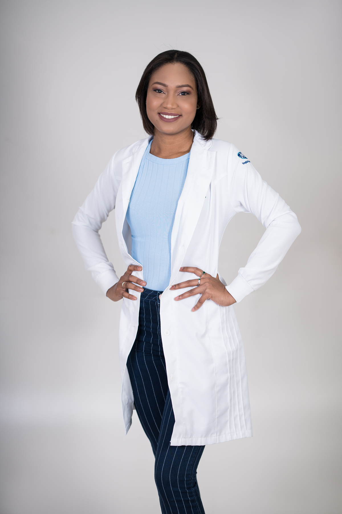 Ensaio fotográfico de formandos em Cuiabá. Samara Ribeiro, formanda em Nutrição. Fotos de Jaleco e Beca.