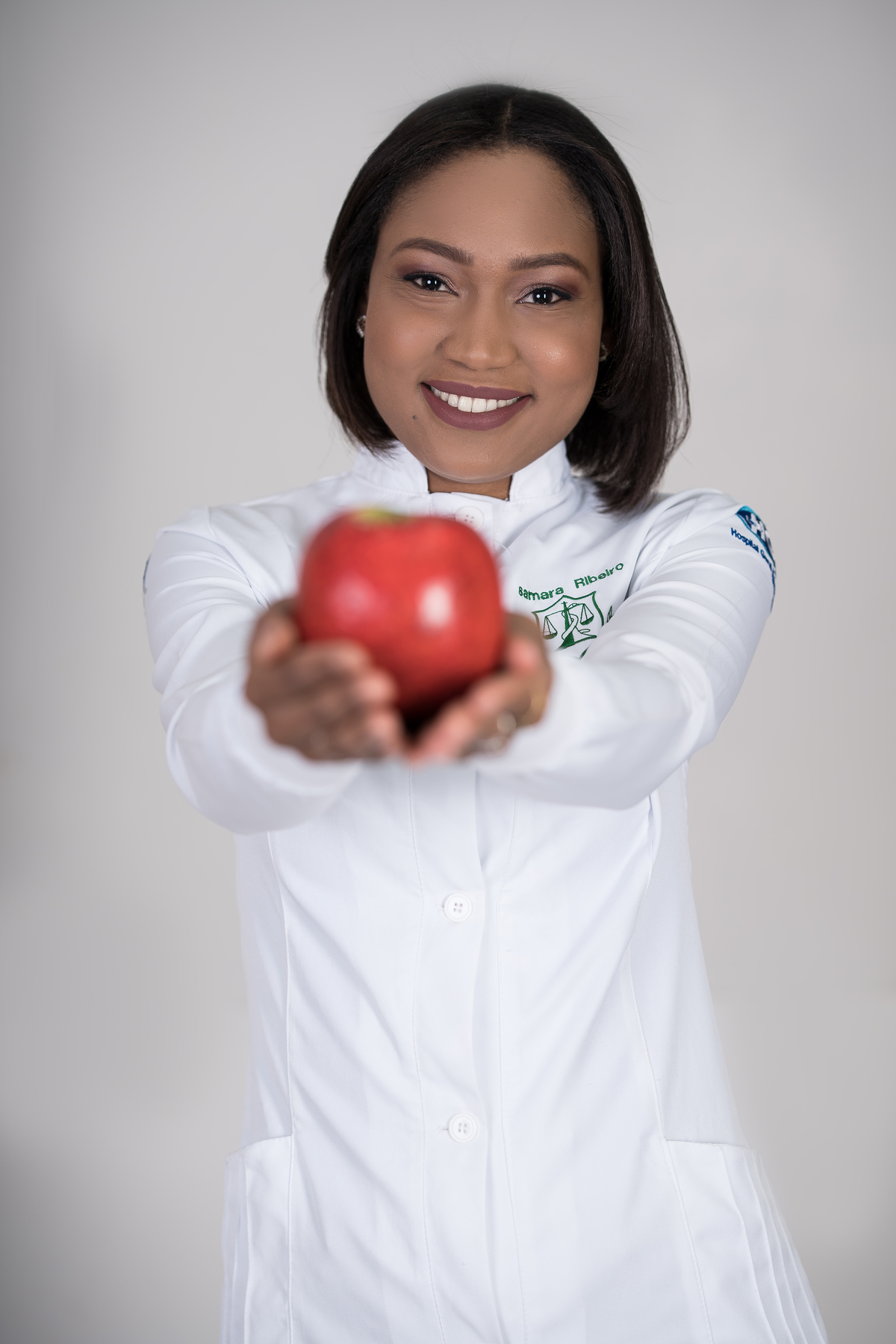 Ensaio fotográfico de formandos em Cuiabá. Samara Ribeiro, formanda em Nutrição. Fotos de Jaleco e Beca.