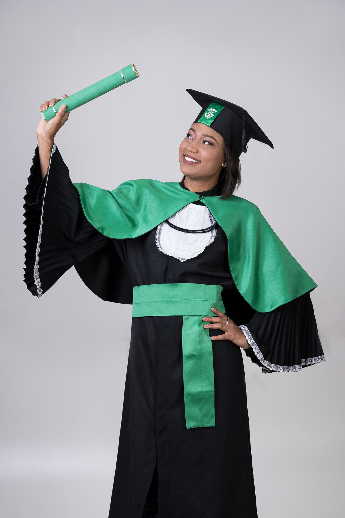 Ensaio fotográfico de formandos em Cuiabá. Samara Ribeiro, formanda em Nutrição. Fotos de Jaleco e Beca.