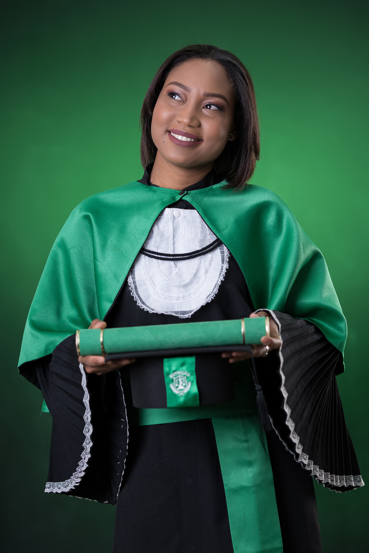 Ensaio fotográfico de formandos em Cuiabá. Samara Ribeiro, formanda em Nutrição. Fotos de Jaleco e Beca.