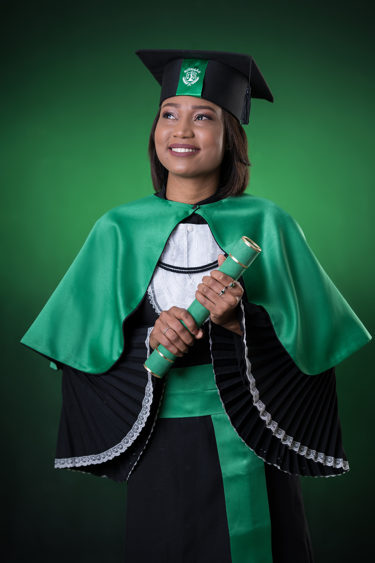 Ensaio fotográfico de formandos em Cuiabá. Samara Ribeiro, formanda em Nutrição. Fotos de Jaleco e Beca.