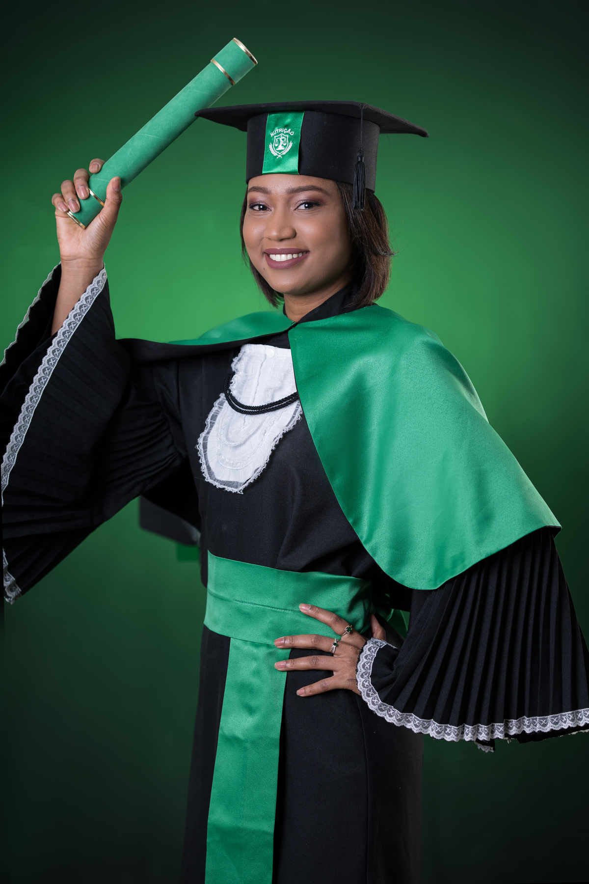 Ensaio fotográfico de formandos em Cuiabá. Samara Ribeiro, formanda em Nutrição. Fotos de Jaleco e Beca.