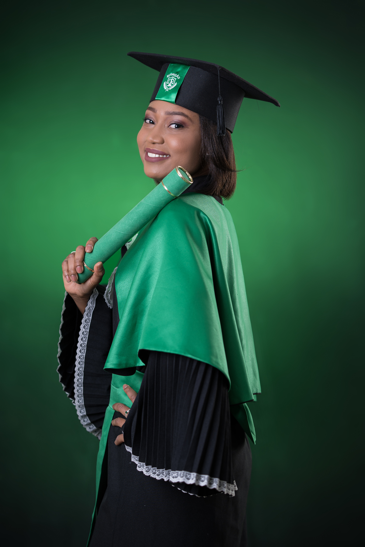 Ensaio fotográfico de formandos em Cuiabá. Samara Ribeiro, formanda em Nutrição. Fotos de Jaleco e Beca.