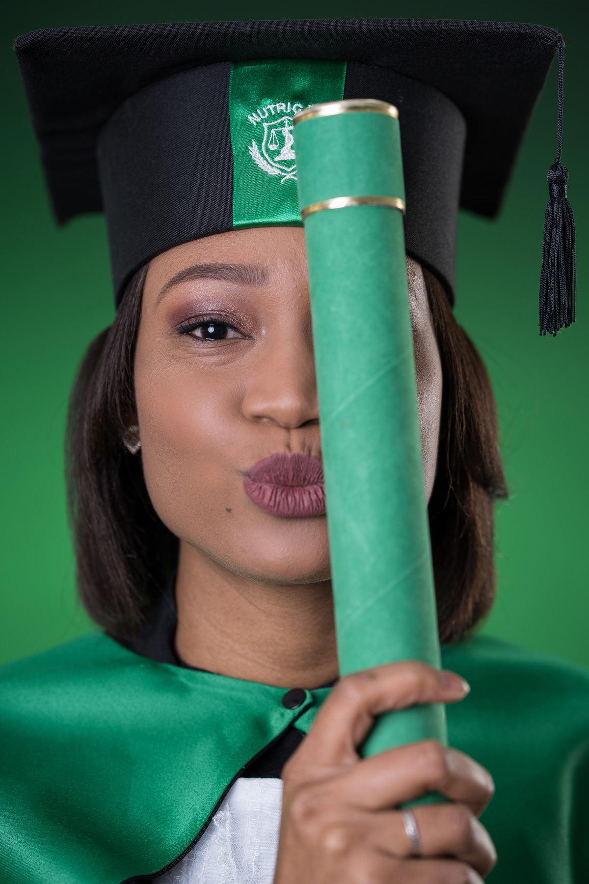 Ensaio fotográfico de formandos em Cuiabá. Samara Ribeiro, formanda em Nutrição. Fotos de Jaleco e Beca.