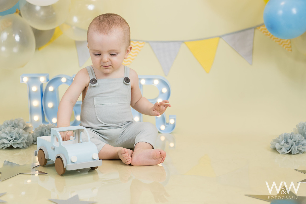 Smash the cake menino São Paulo em estúdio tons pastéis