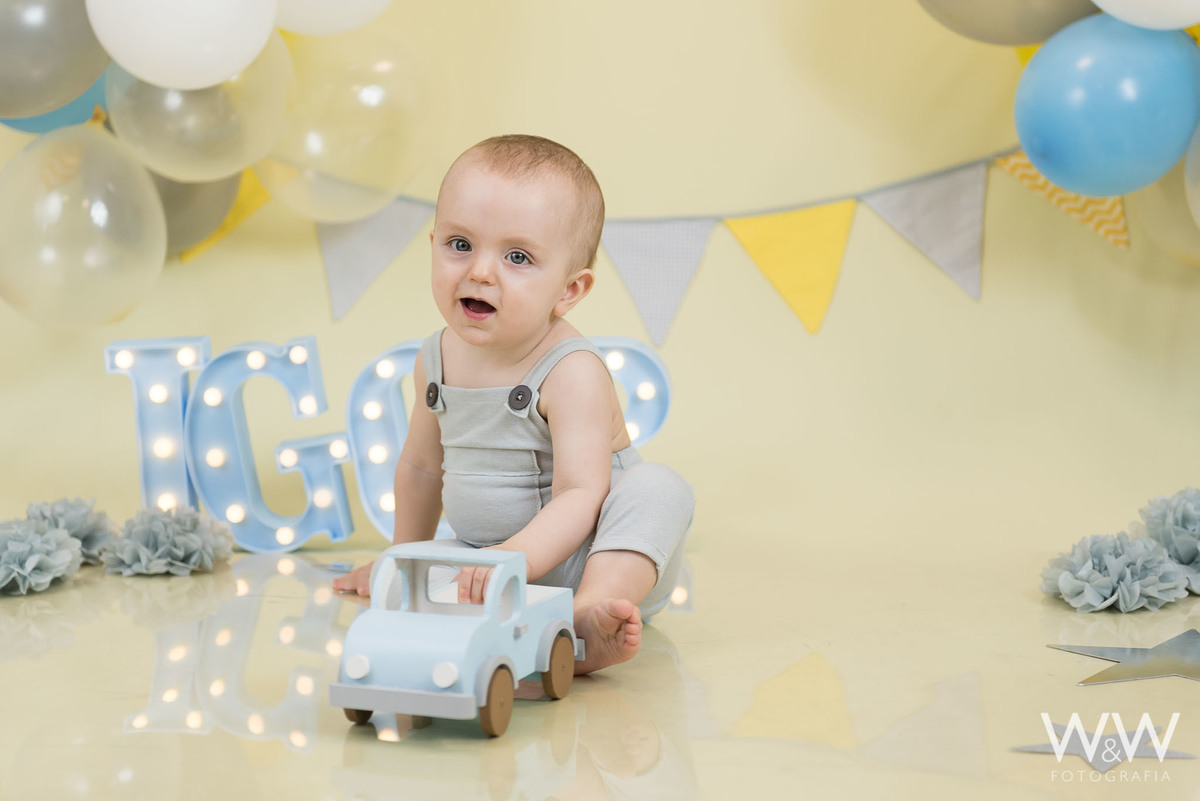 Smash the cake menino São Paulo em estúdio tons pastéis