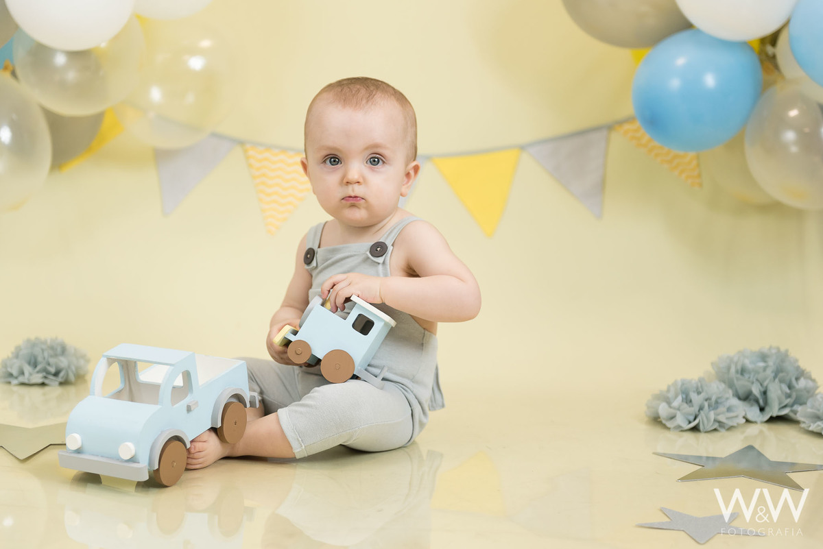 Smash the cake menino São Paulo em estúdio tons pastéis