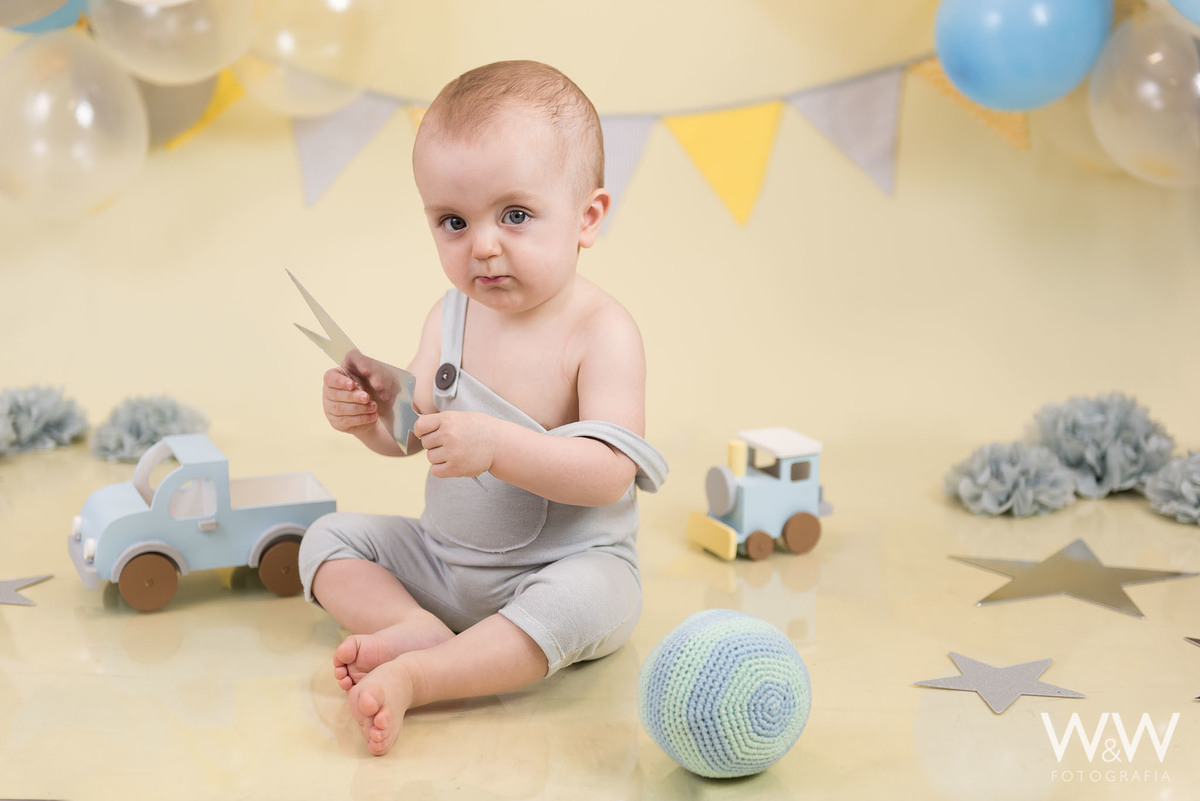 Smash the cake menino São Paulo em estúdio tons pastéis
