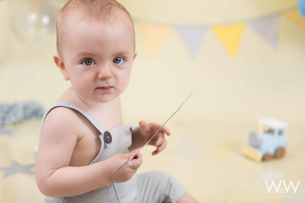 Smash the cake menino São Paulo em estúdio tons pastéis