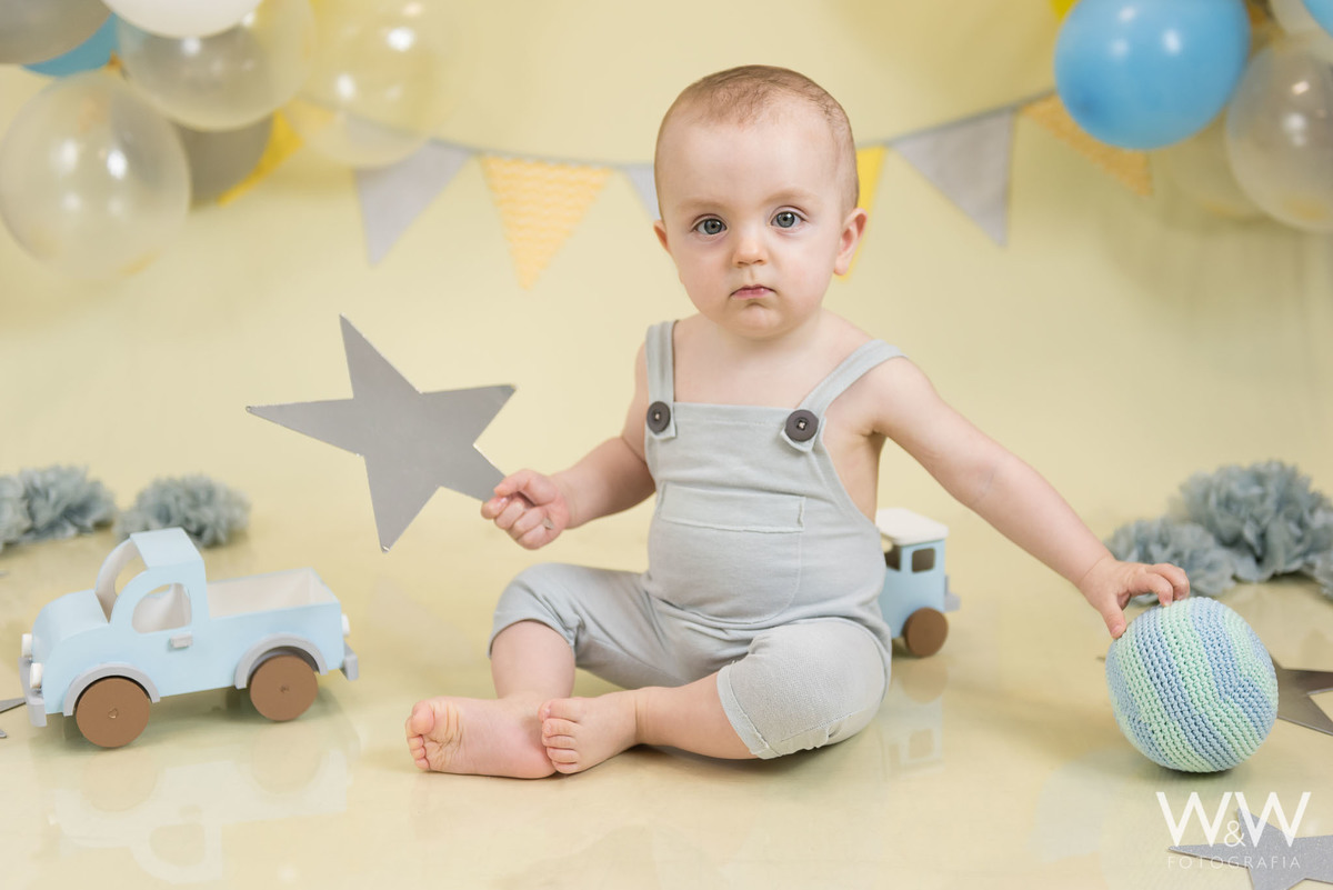 Smash the cake menino São Paulo em estúdio tons pastéis