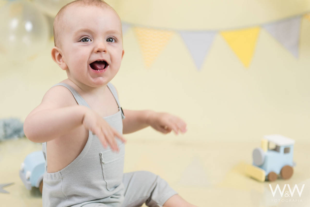Smash the cake menino São Paulo em estúdio tons pastéis